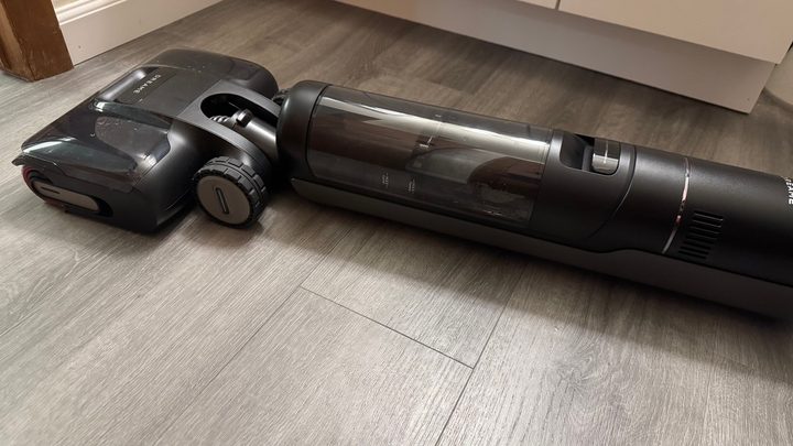 The Dreame H12 flat on the ground.