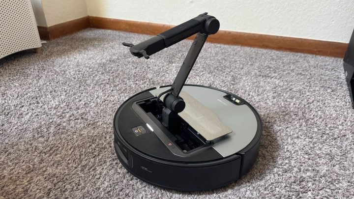 Roborock Saros Z70 arm deployed