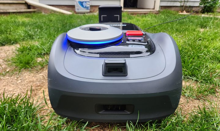 Segway Navimow i110 robot lawn mower face forward.