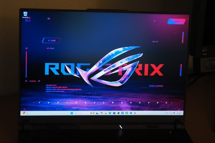 Asus ROG Strix G16 front view showing display.