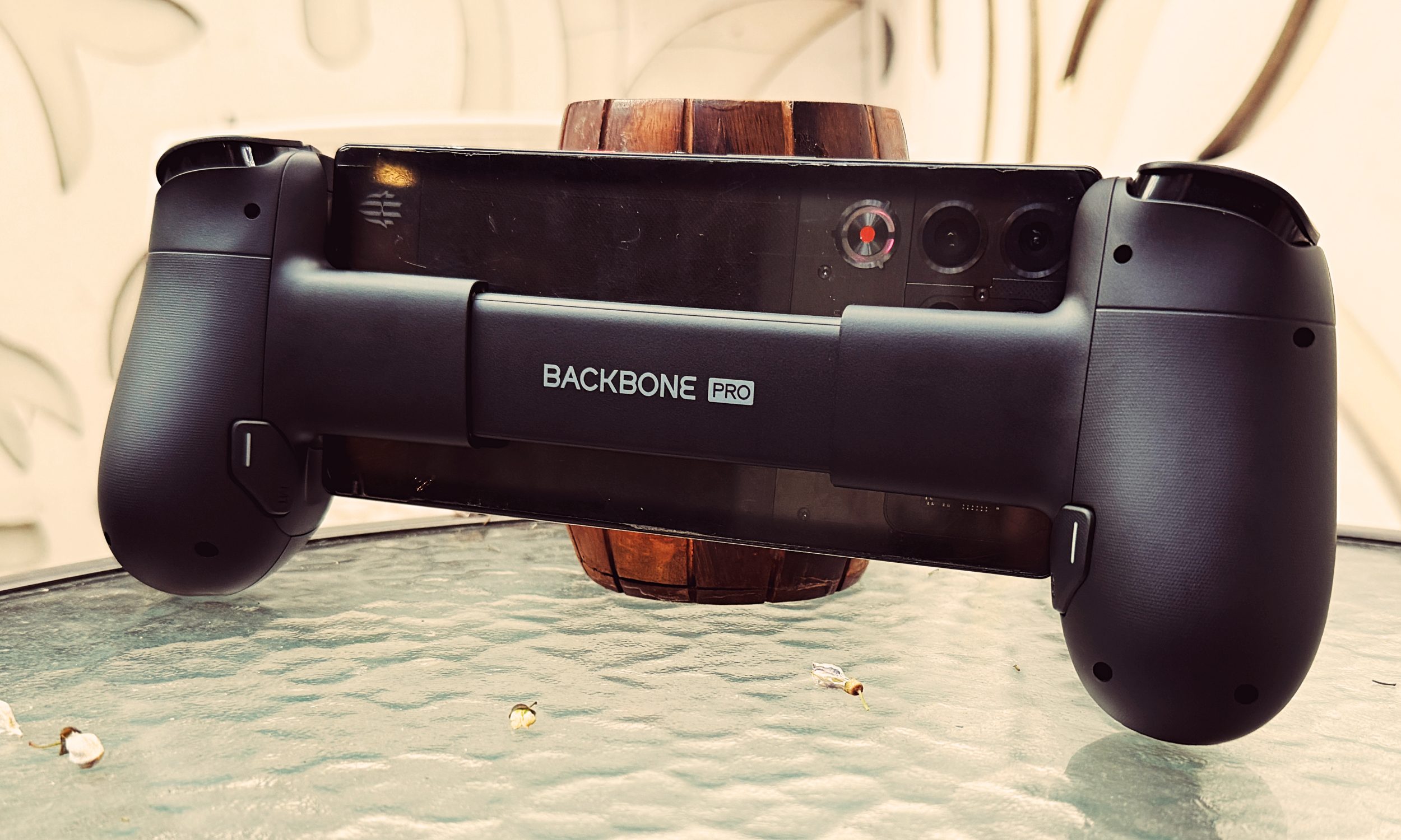 Rear bar of Backbone Pro controller.