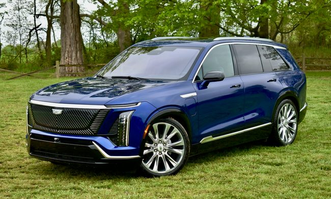 2026 Cadillac Vistiq front-quarter view.