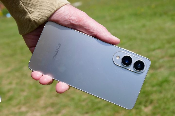 A person holding the Samsung Galaxy S25 Edge.