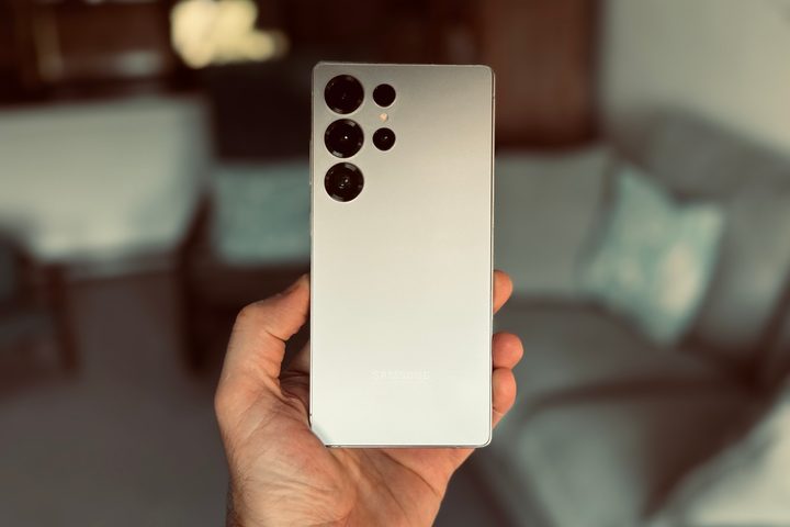 A person holding the Samsung Galaxy S25 Ultra.