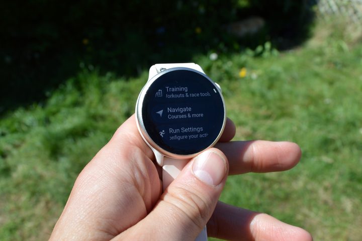 Changing the Garmin Vivoactive 6's run settings.