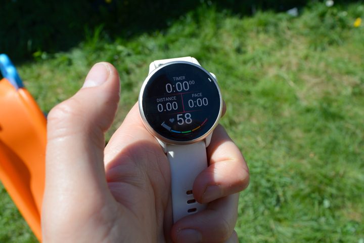 The Garmin Vivoactive 6's display during a run.