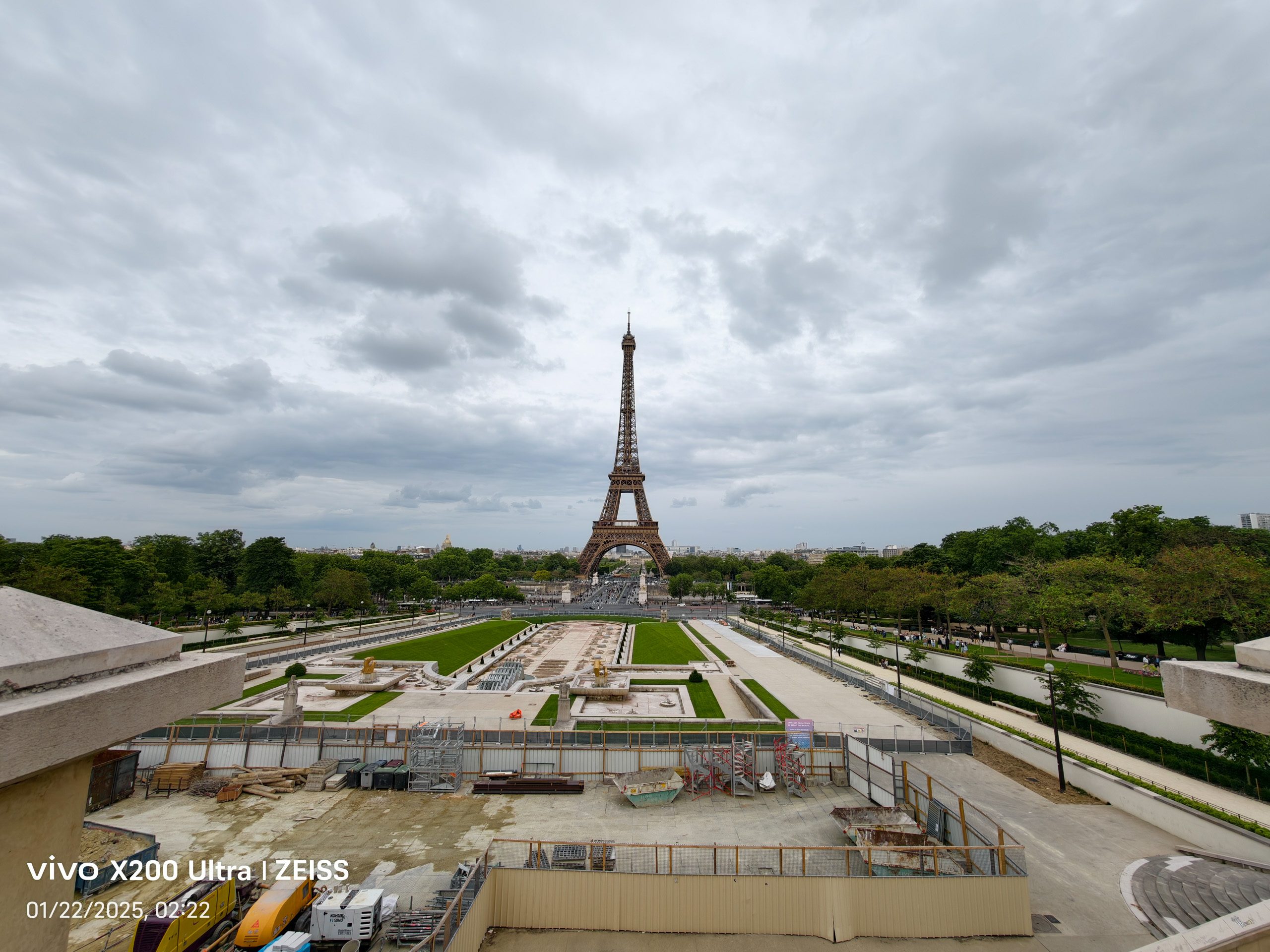 Ultrawide photo of the Eiffel Tower in Paris captured on the Vivo X200 Ultra
