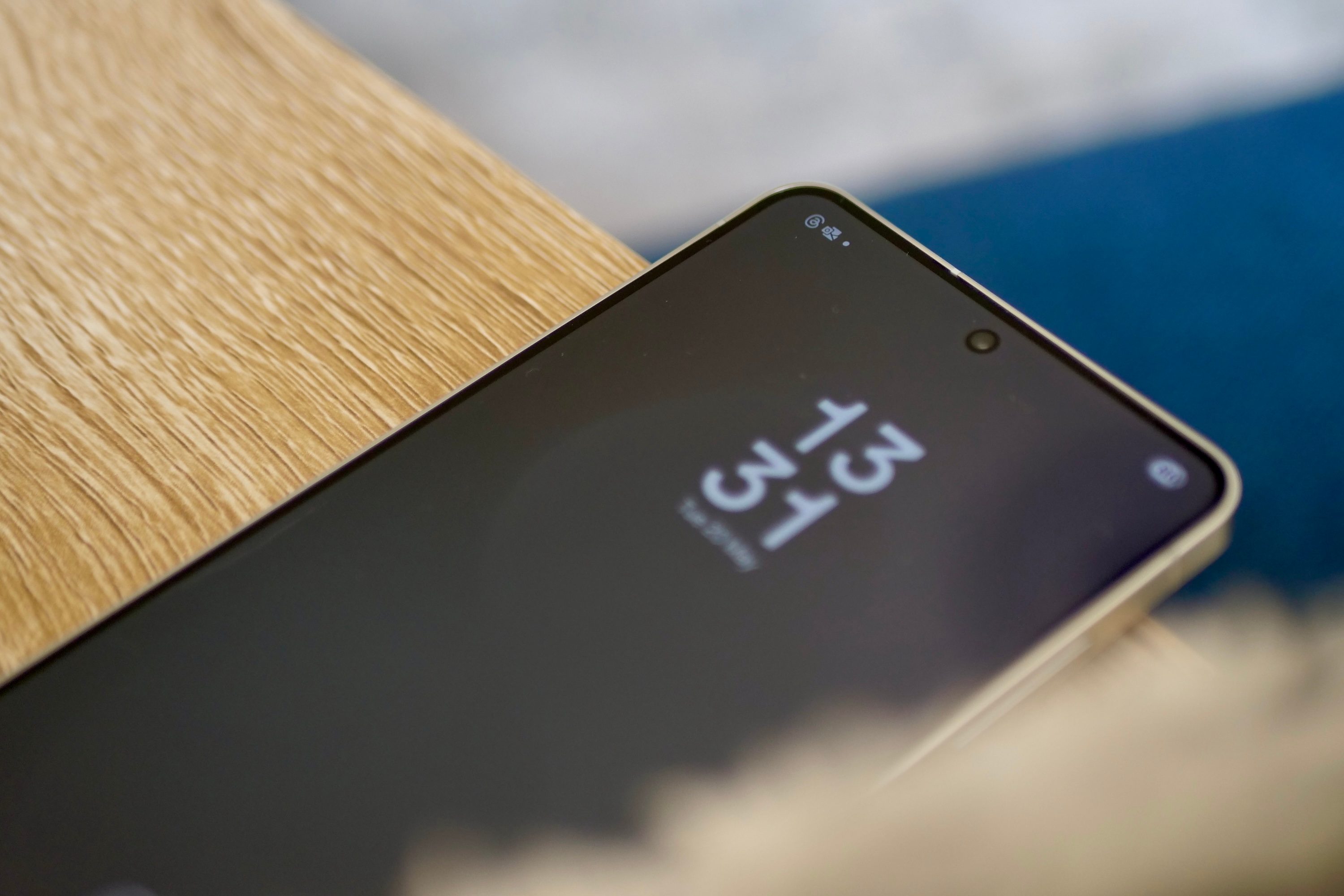Notifications on the lock screen in Samsung's One UI 7.