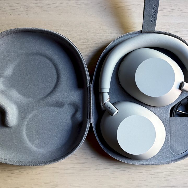 Sony WH-1000XM6.