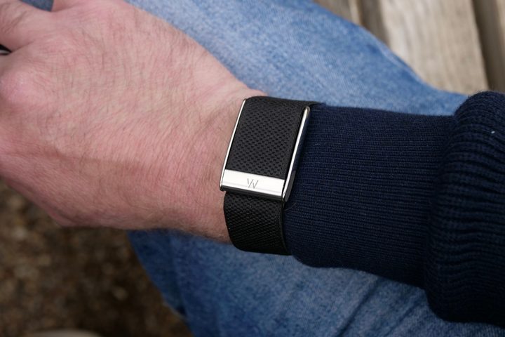 A person wearing the Whoop 5.0.