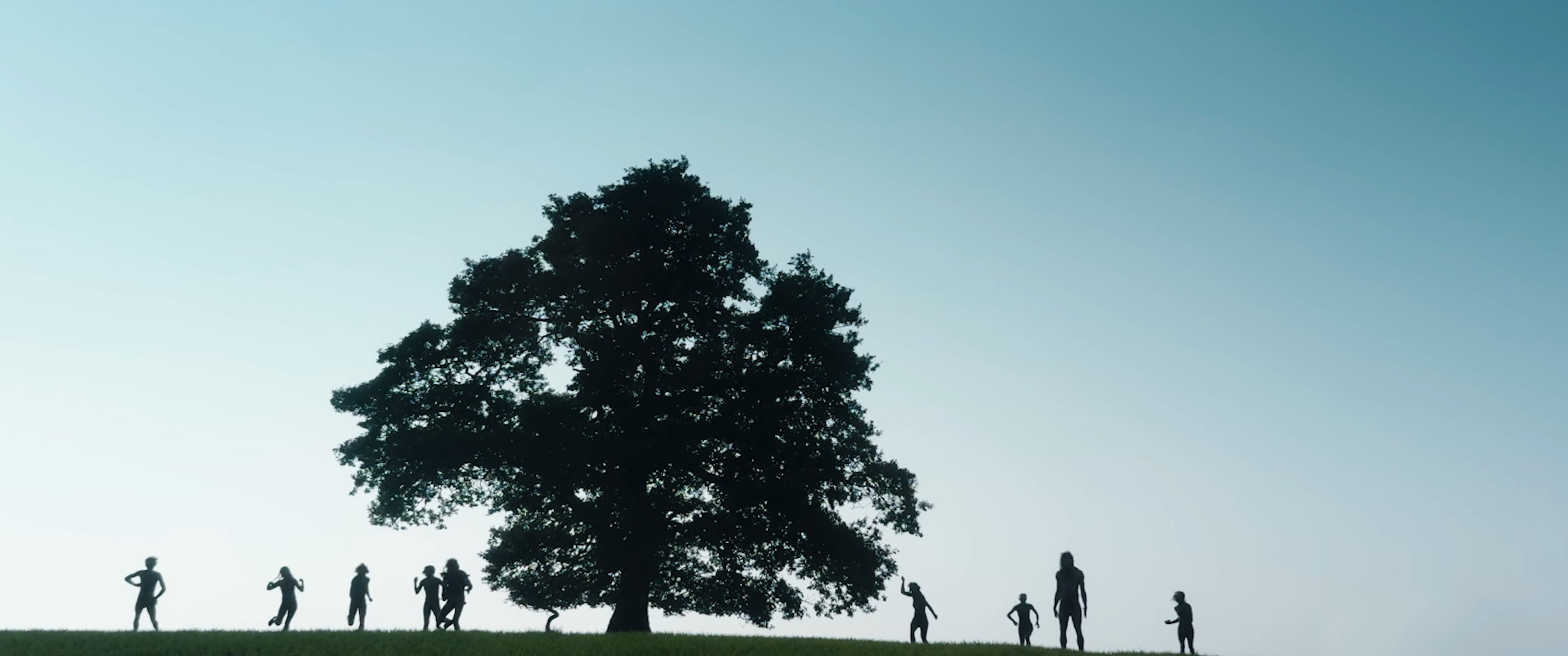 An horde of zombies around a tree in 28 Years Later.