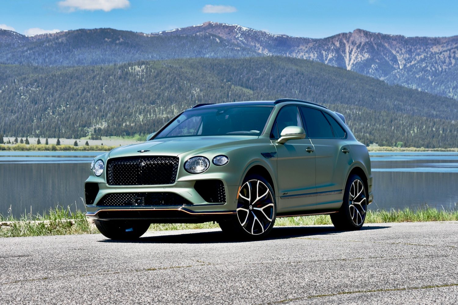Bentley Bentayga Speed front quarter view.