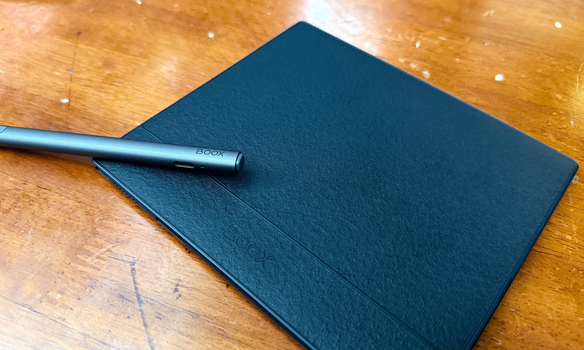 A stylus atop the the Boox Go 7 E Ink tablet.