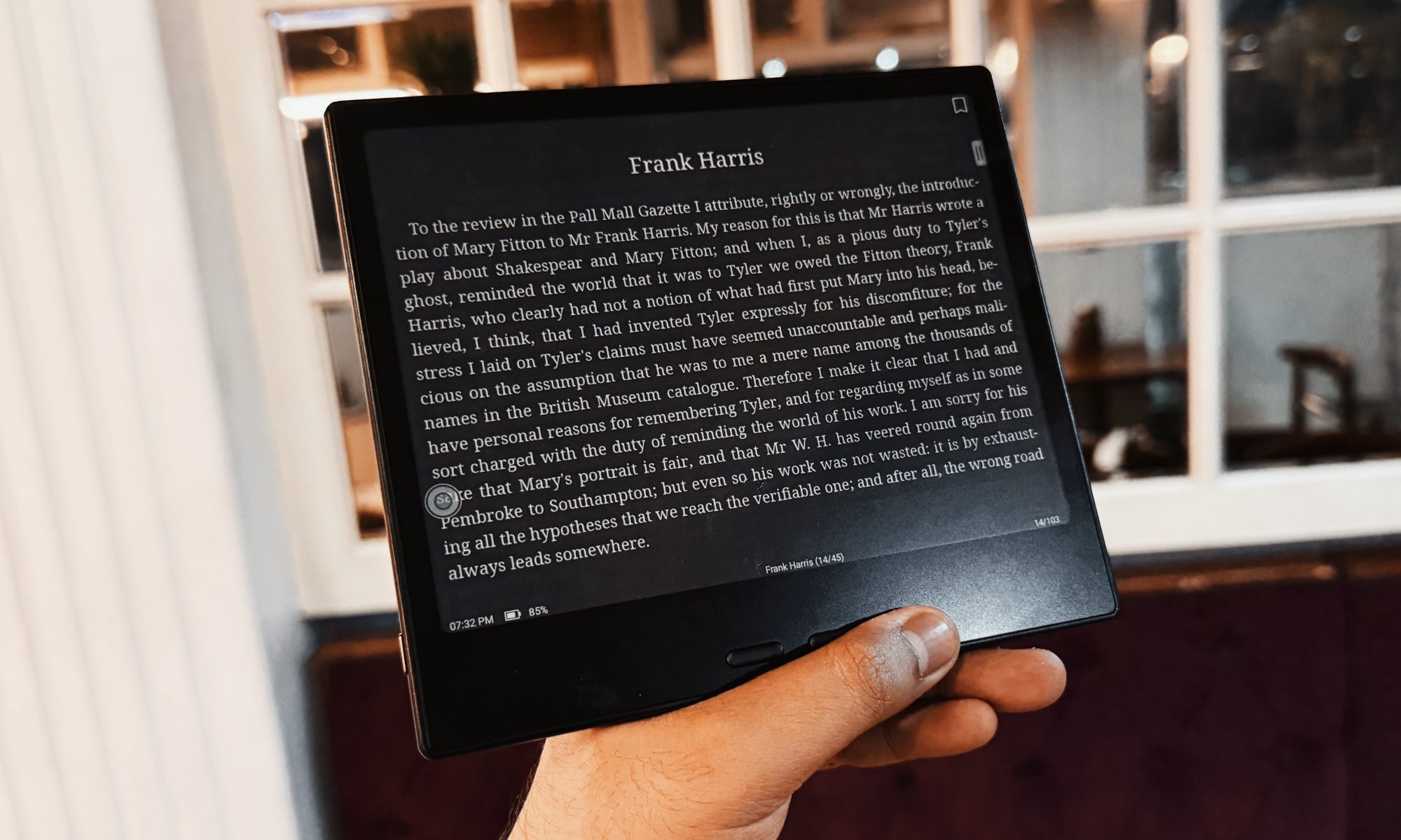 Dark mode reading on the Boox Go 7 E Ink tablet.
