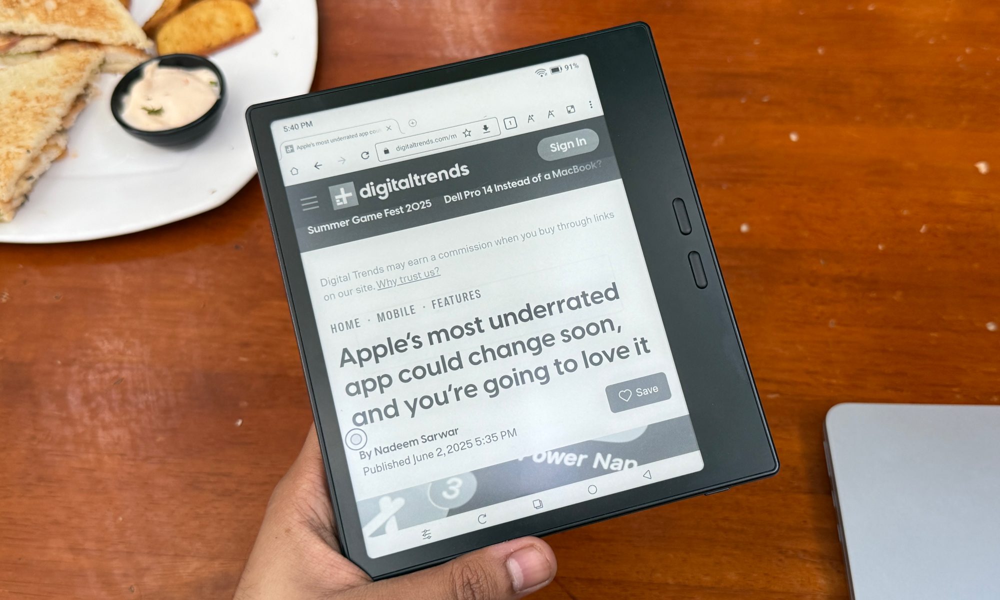 Reading a web article on the Boox Go 7 E Ink tablet.