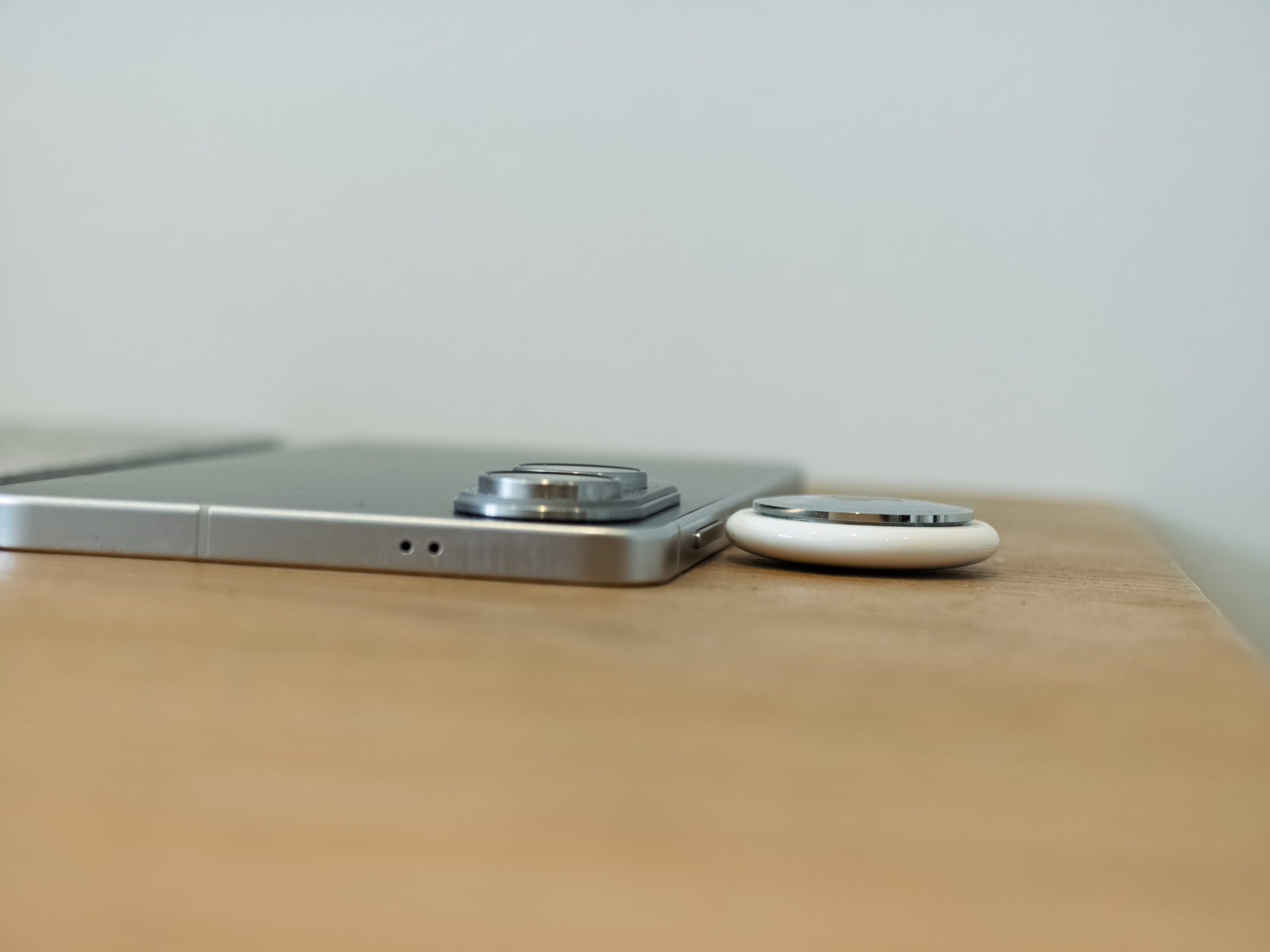 Galaxy S25 Edge next to an airtag