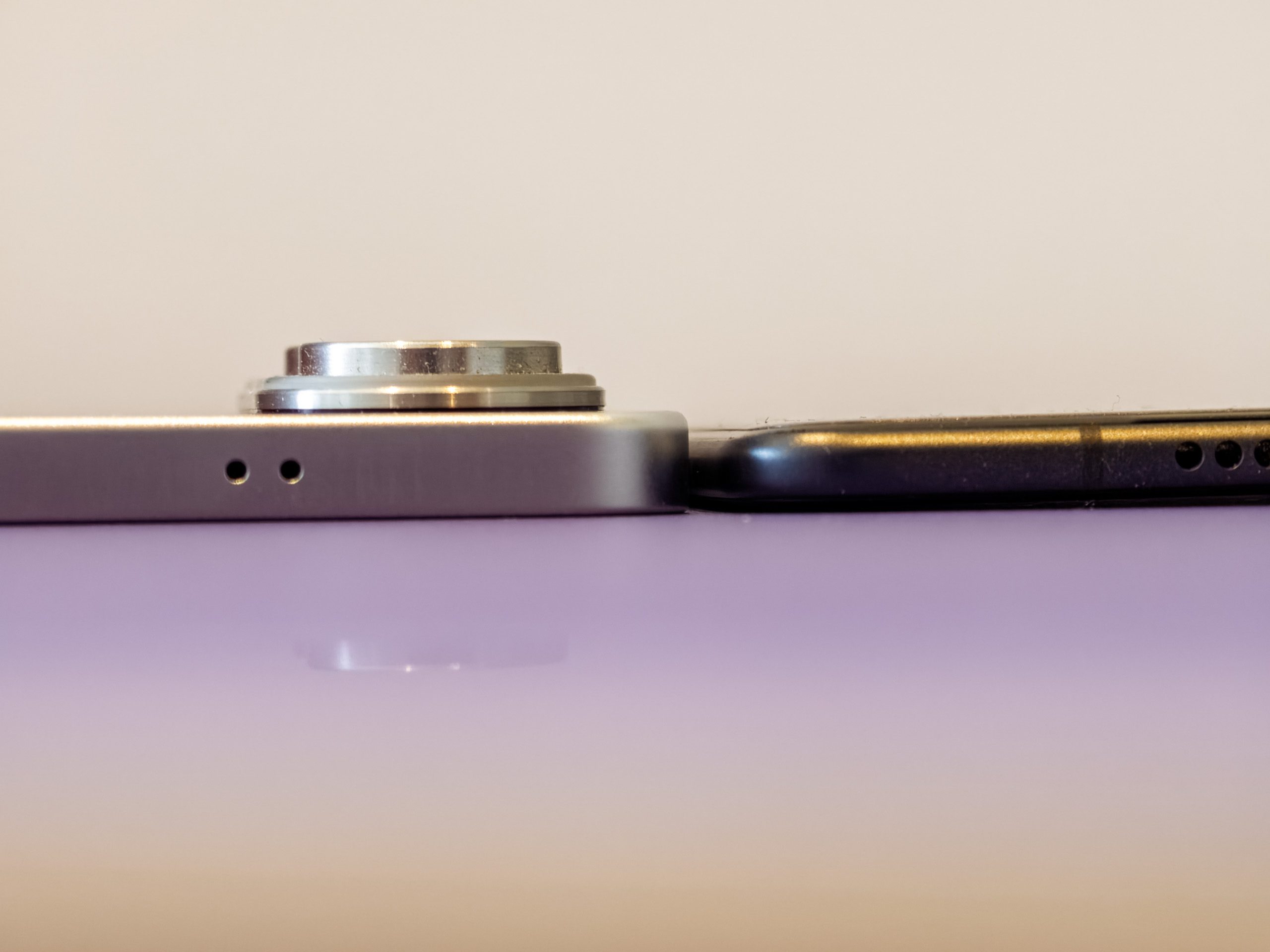 Galaxy S25 Edge thin profile next to the galaxy Honor Magic V3 to show the difference in thickness