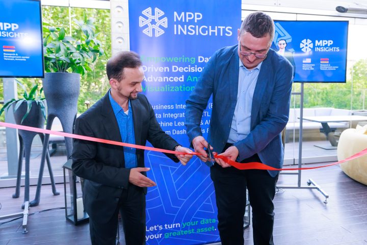 Sergei cutting the ribbon for the new lab