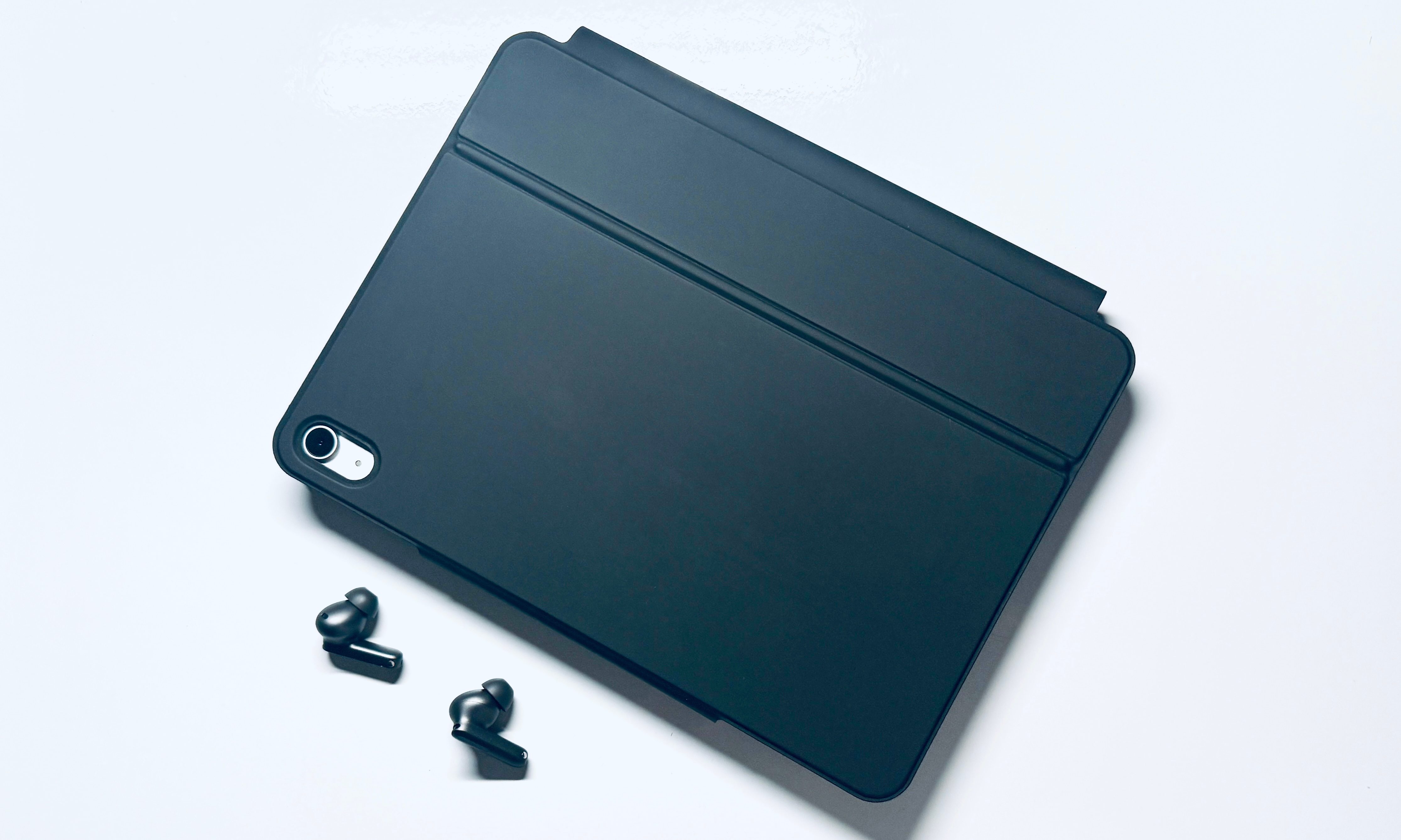 Front view of the ESR Rebound Magnetic keyboard for the iPad.