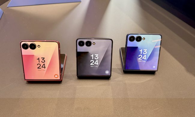 Three Galaxy Z Flip 7 models next to each other