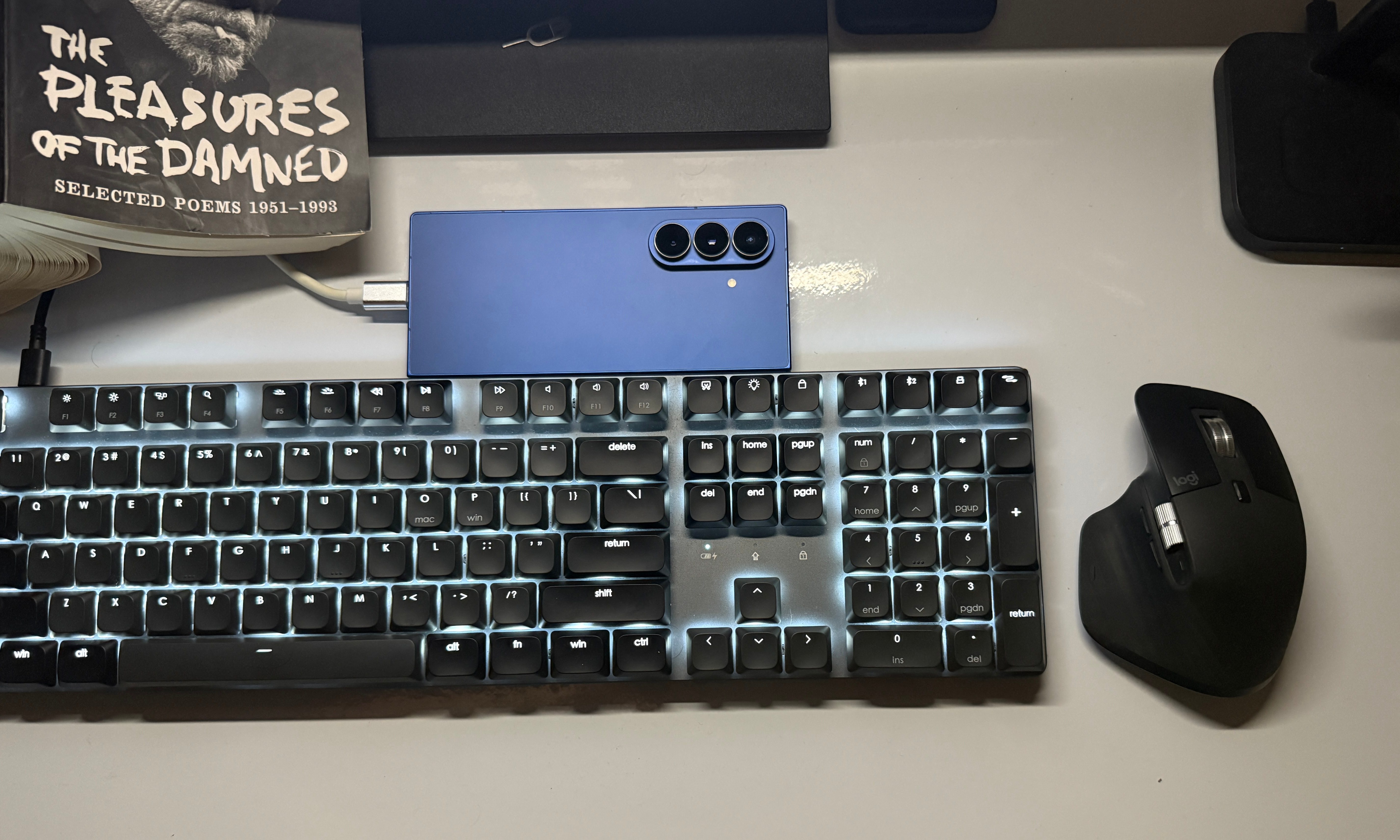 Displaying Samsung DeX on a monitor connected to a Galaxy Z Fold 7.
