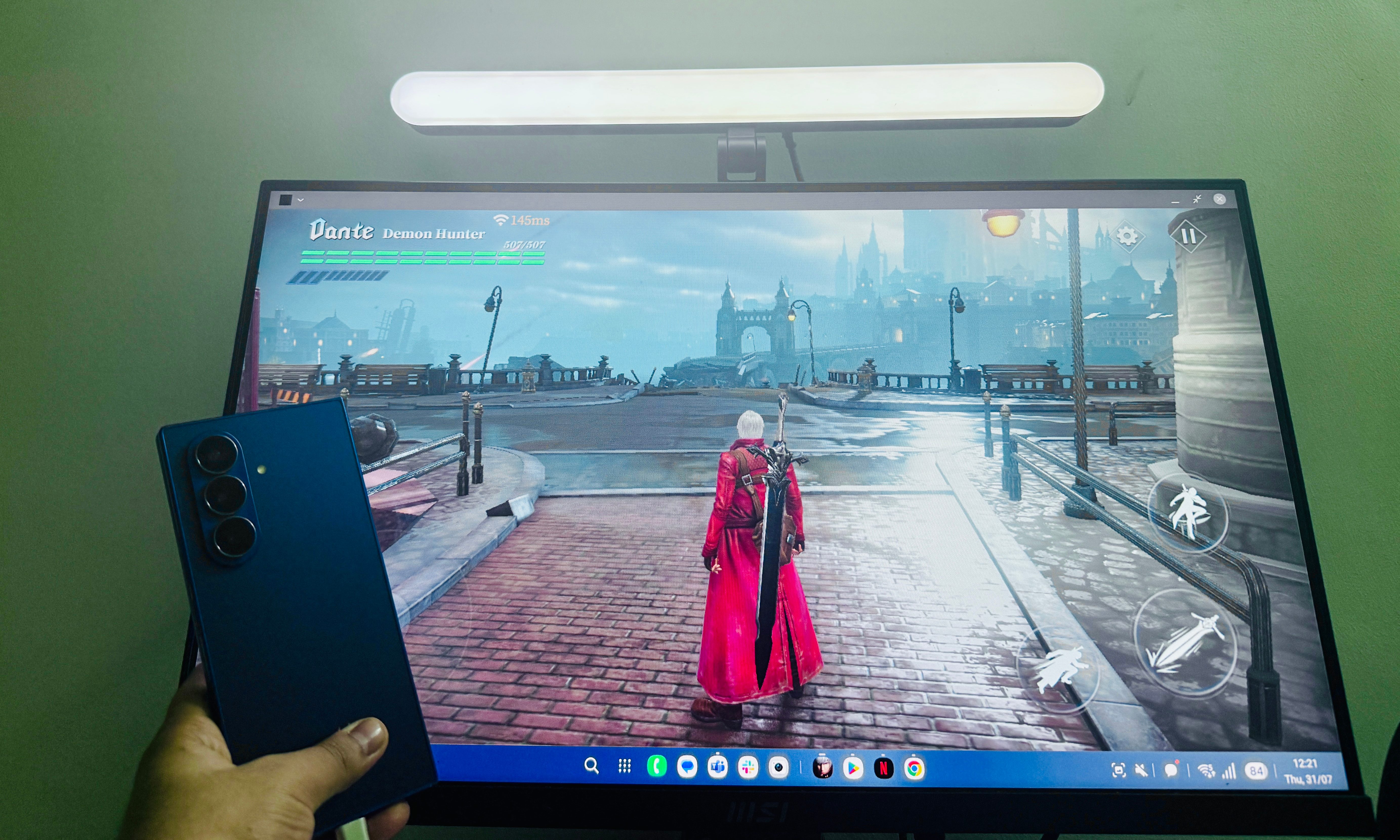 Activating Samsung DeX on a monitor through the Galaxy Z Fold 7.