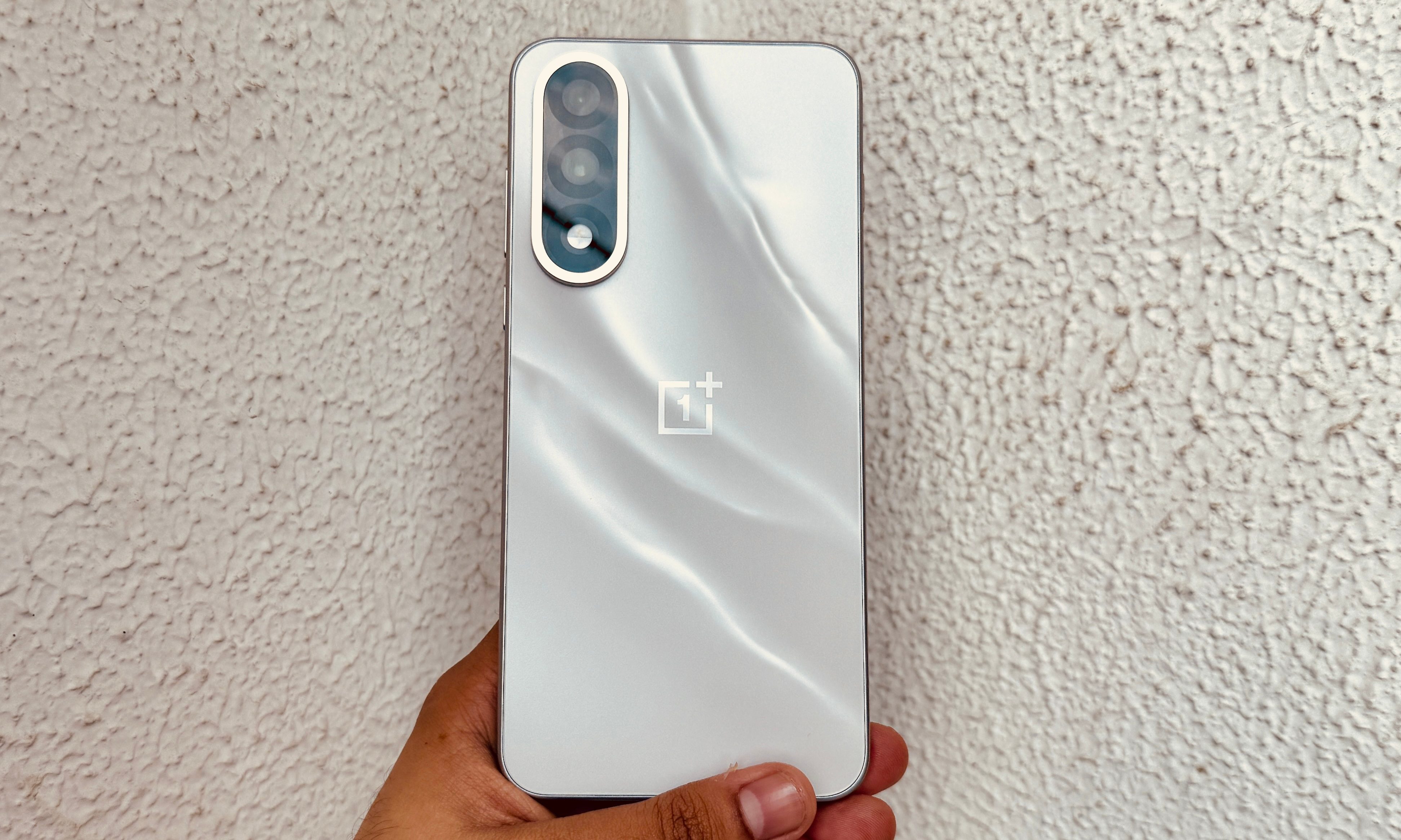 Person holding the OnePlus Nord 5.