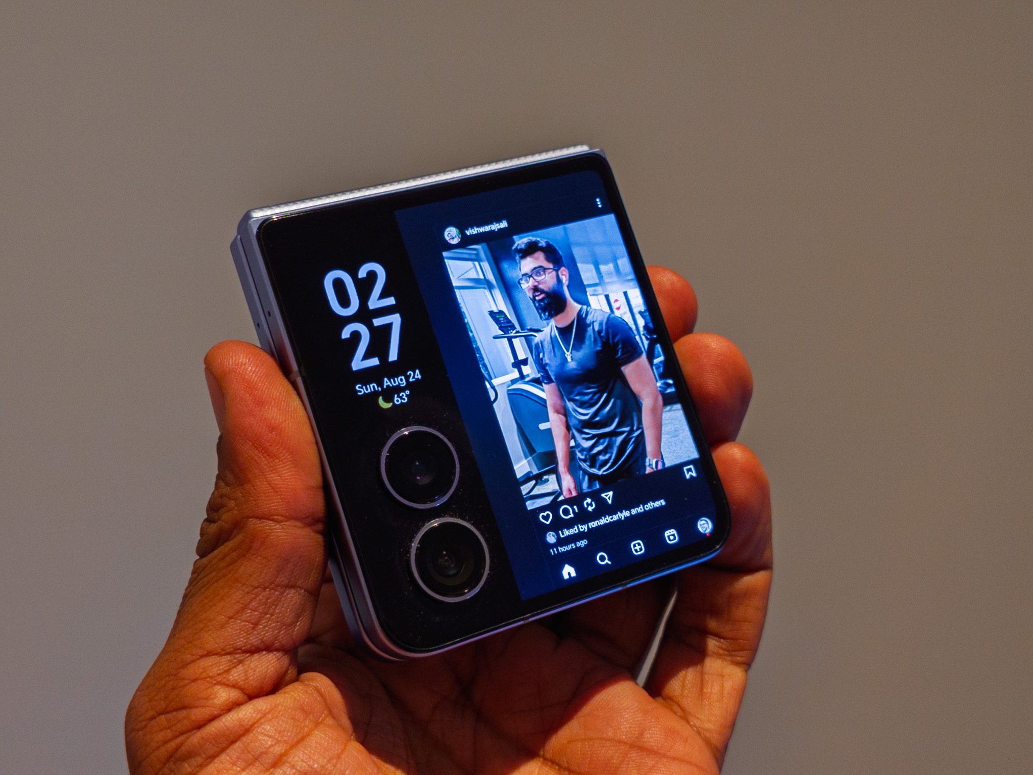 Honor Magic V Flip 2 Jimmy Choo Edition Cover Display