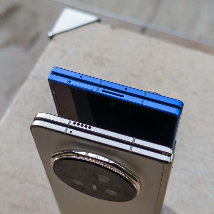 Galaxy Z Fold 7 Blue and Honor Magic V5 Ivory White thickness, hinge and design