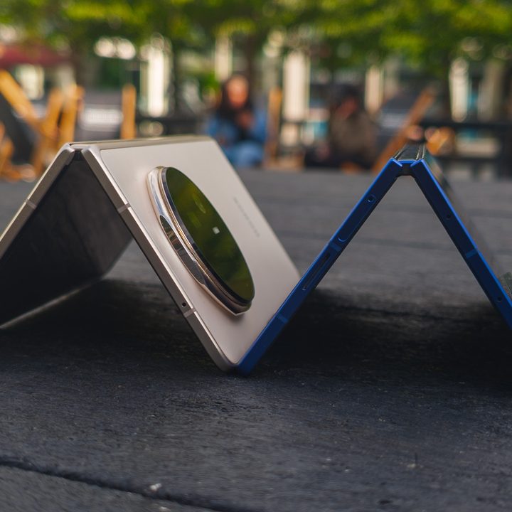 Galaxy Z Fold 7 Blue and Honor Magic V5 Ivory White thickness, hinge and design