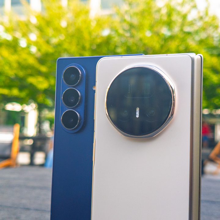 Galaxy Z Fold 7 Blue and Honor Magic V5 Ivory White camera