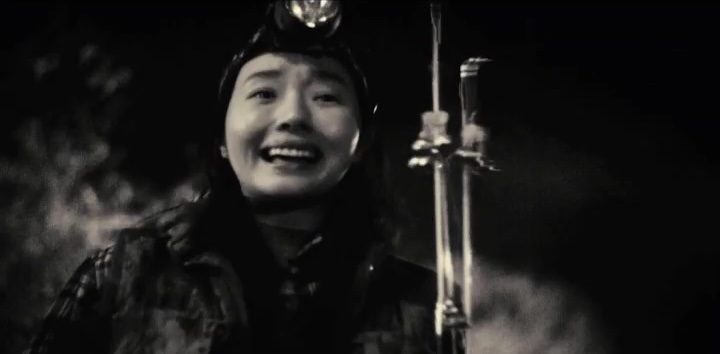 Lee Jung-hyun ringing bells in the film Night Fishing