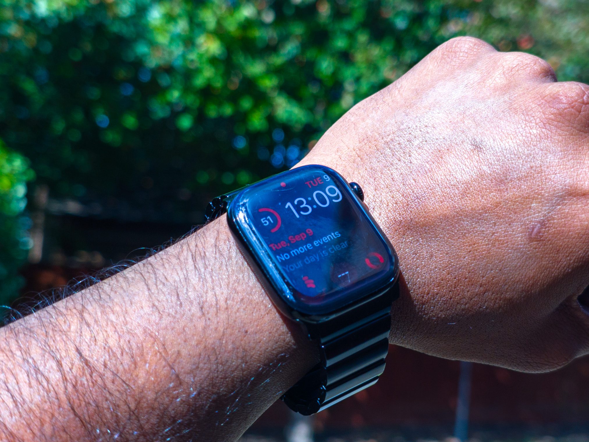Scratches and damage on the Apple Watch 10 display and aluminum casing after a year 