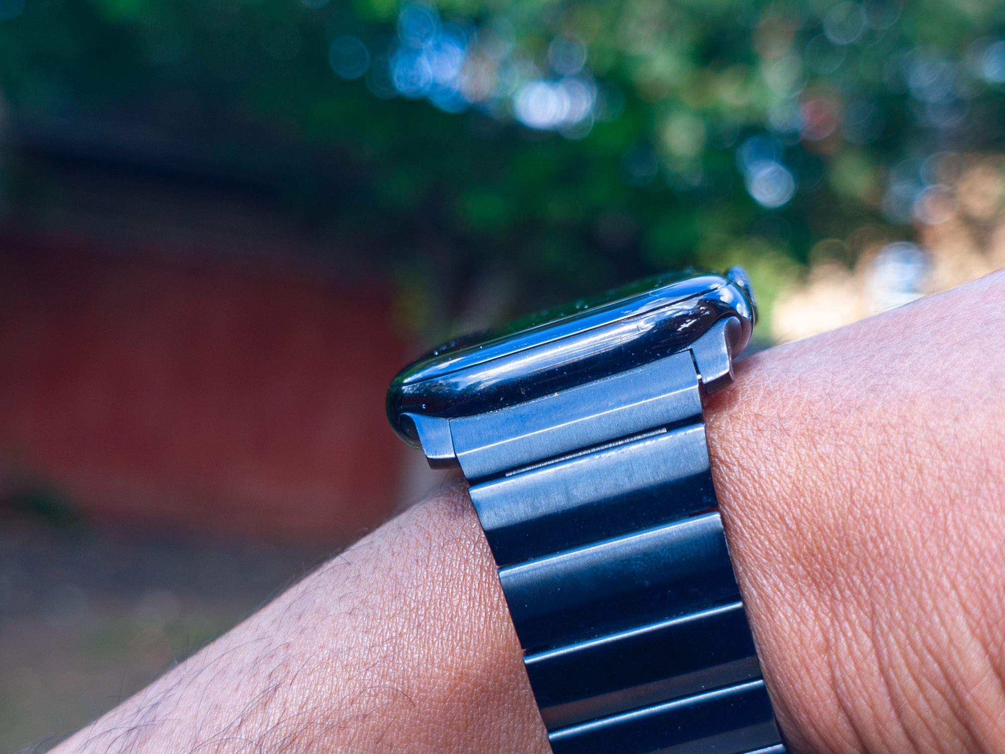 Scratches and damage on the Apple Watch 10 display and aluminum casing after a year