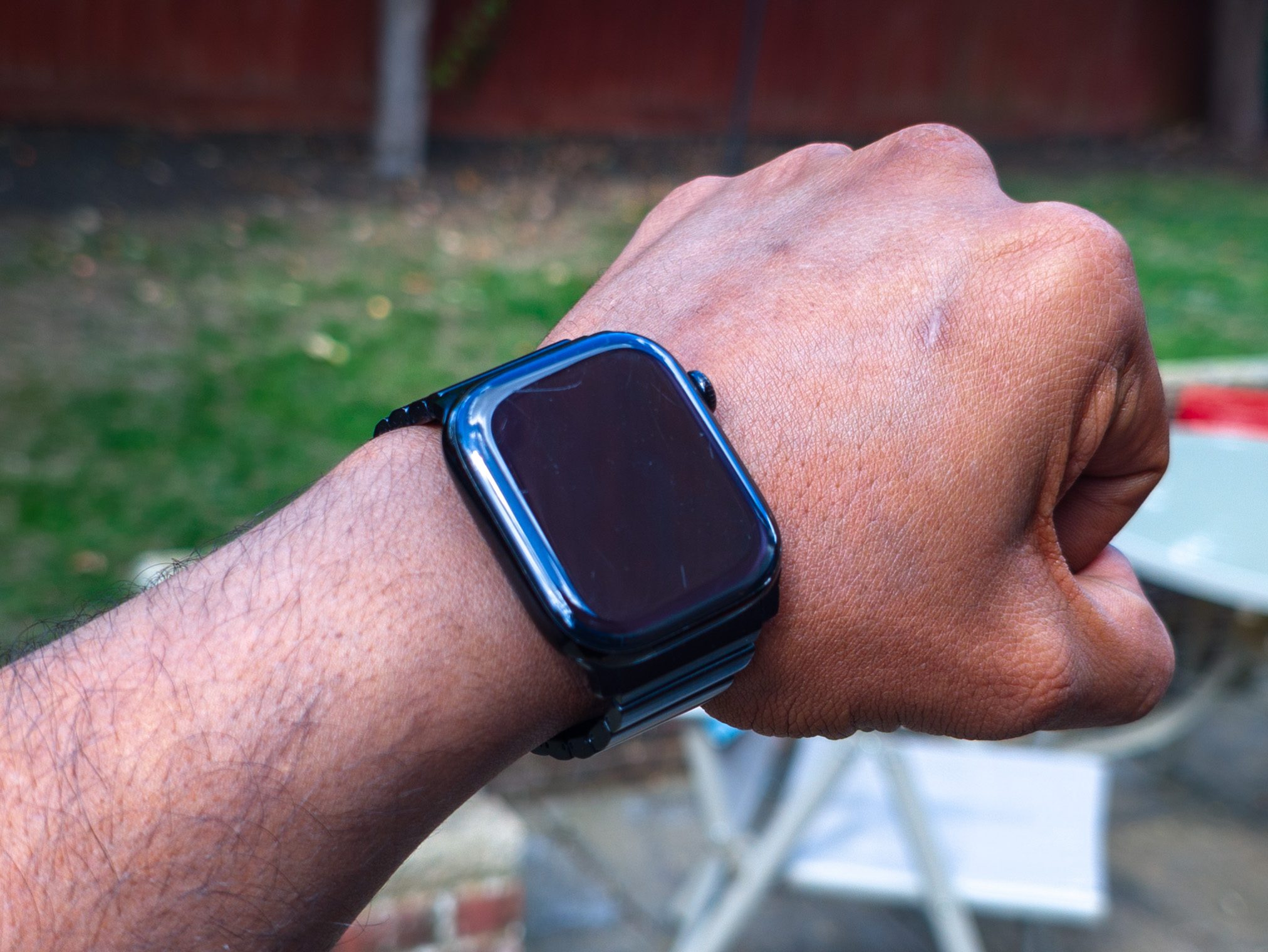 Scratches and damage on the Apple Watch 10 display and aluminum casing after a year