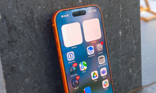 Apple iPhone 17 Pro in Cosmic Orange