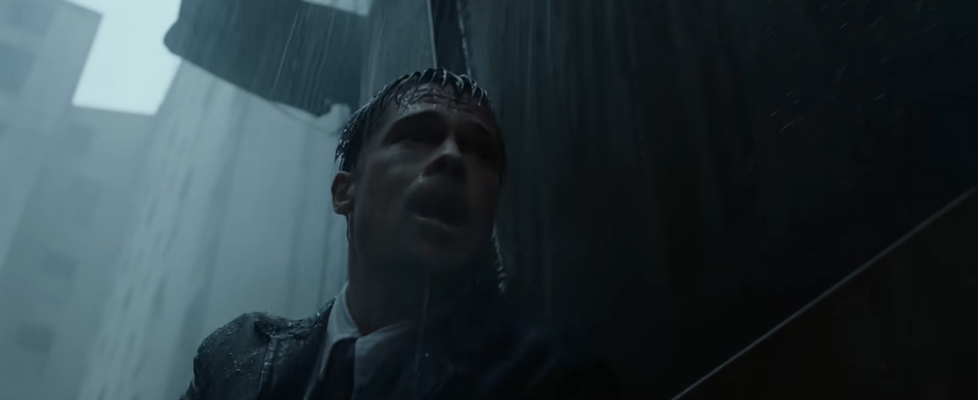 Brad Pitt standing in the rain in the film, Seven.