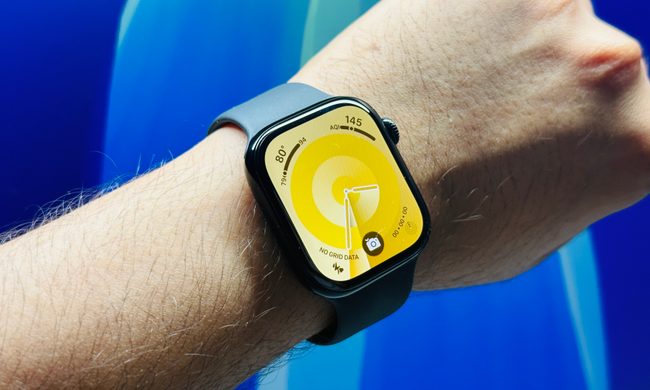 Apple Watch Series 11 on home screen.