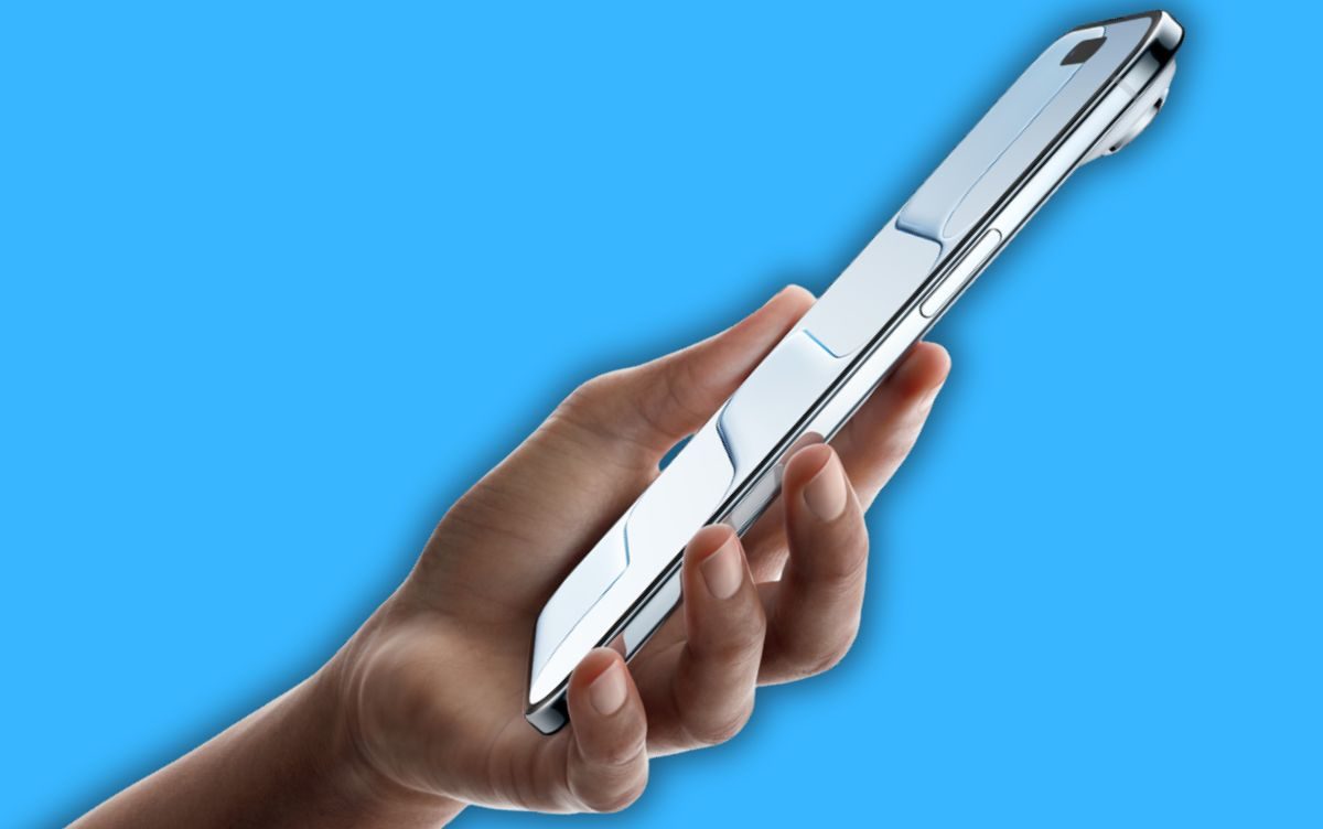 Person holding iPhone Air.