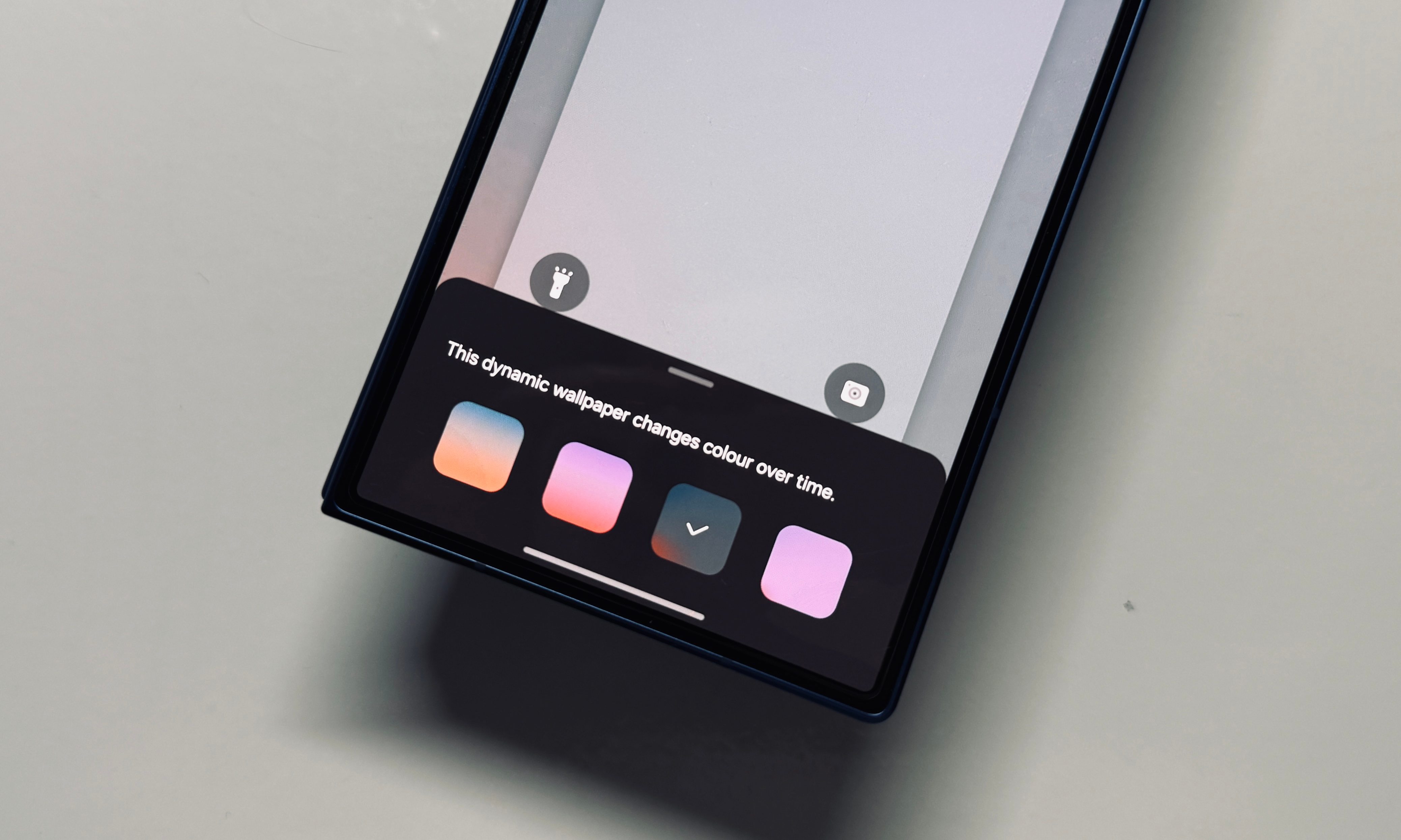 Dynamic Wallpaper in Samsung One UI 8 on Galaxy Z Fold 7.