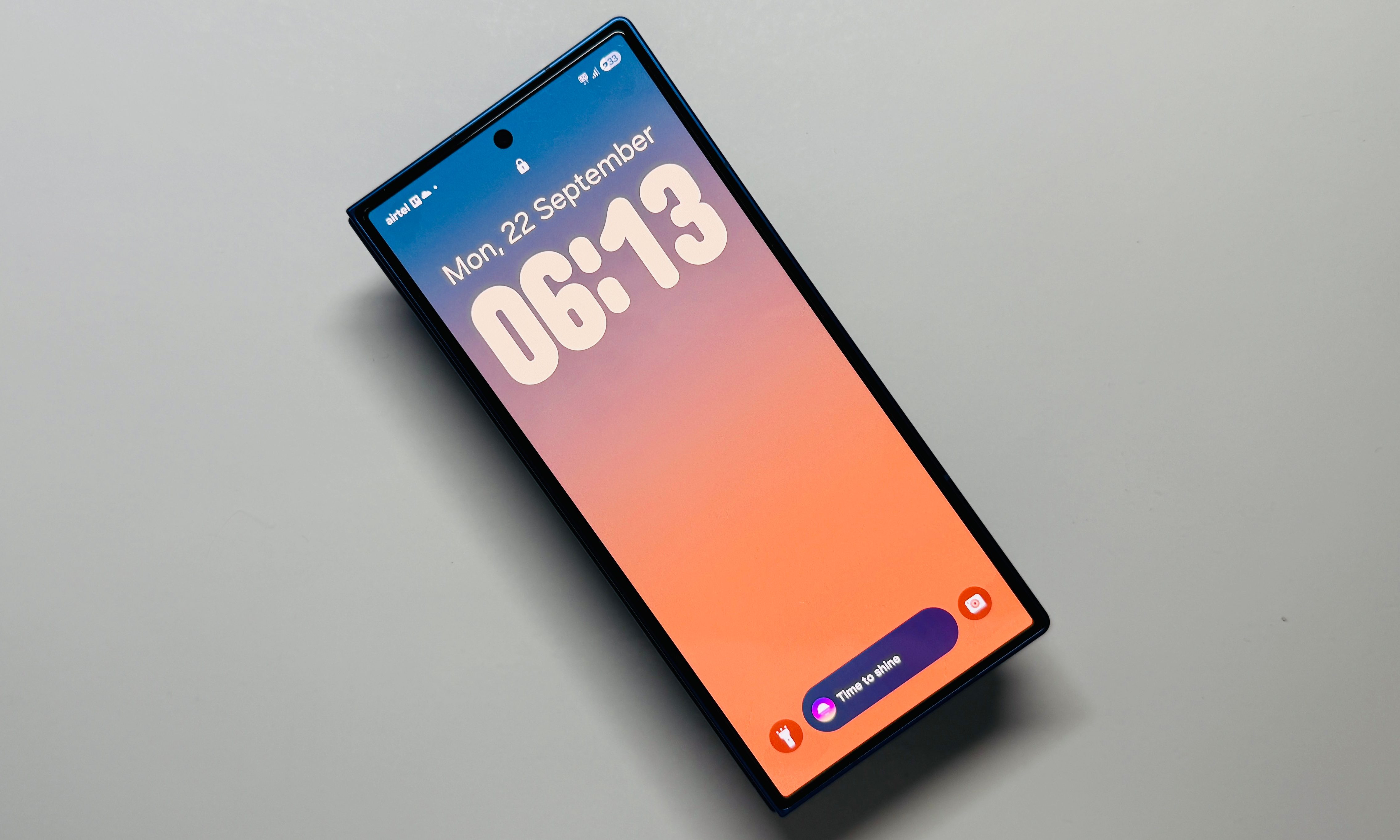 Lock screen in Samsung One UI 8 on Galaxy Z Fold 7.