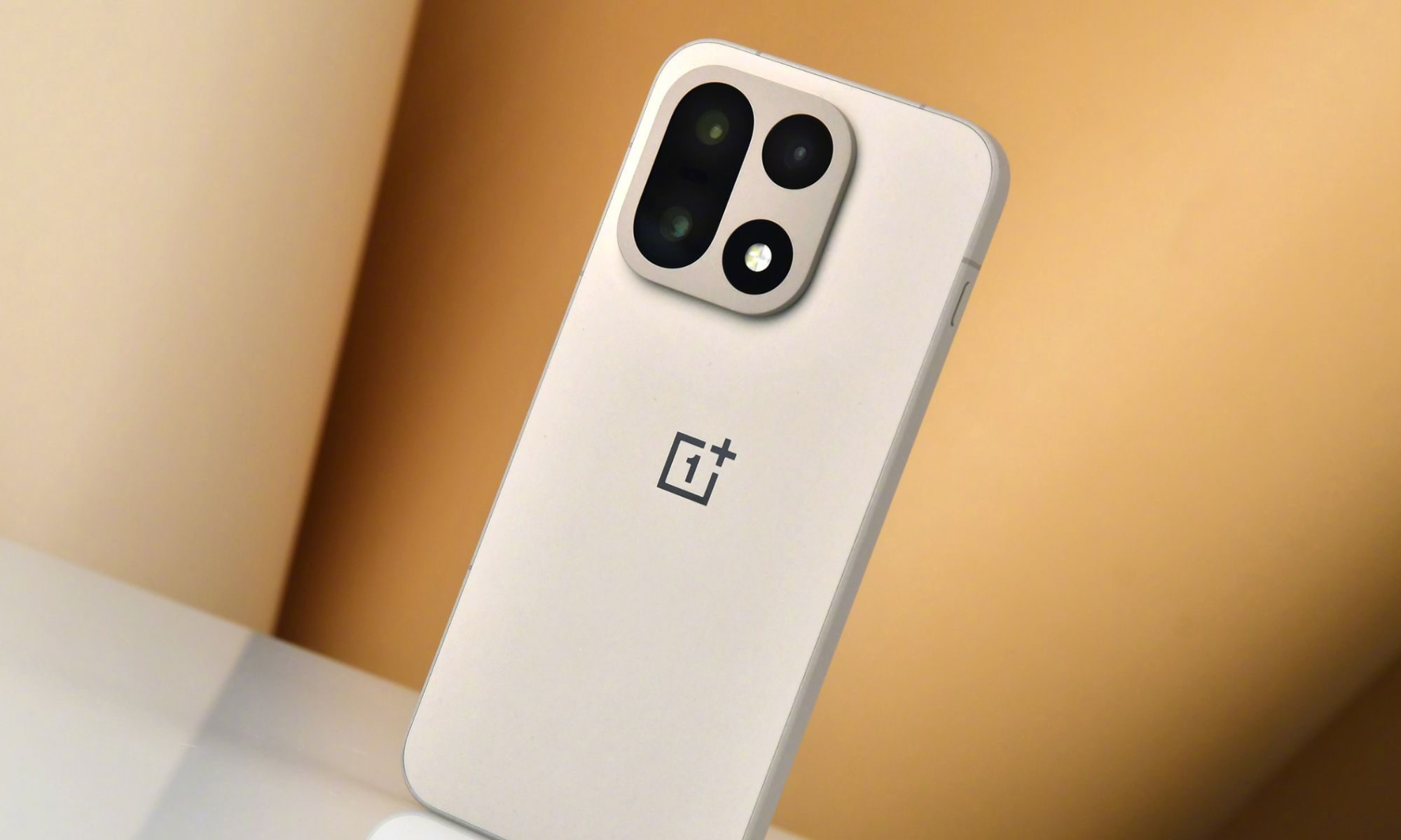 Here&rsquo;s the OnePlus 15 in an official render.