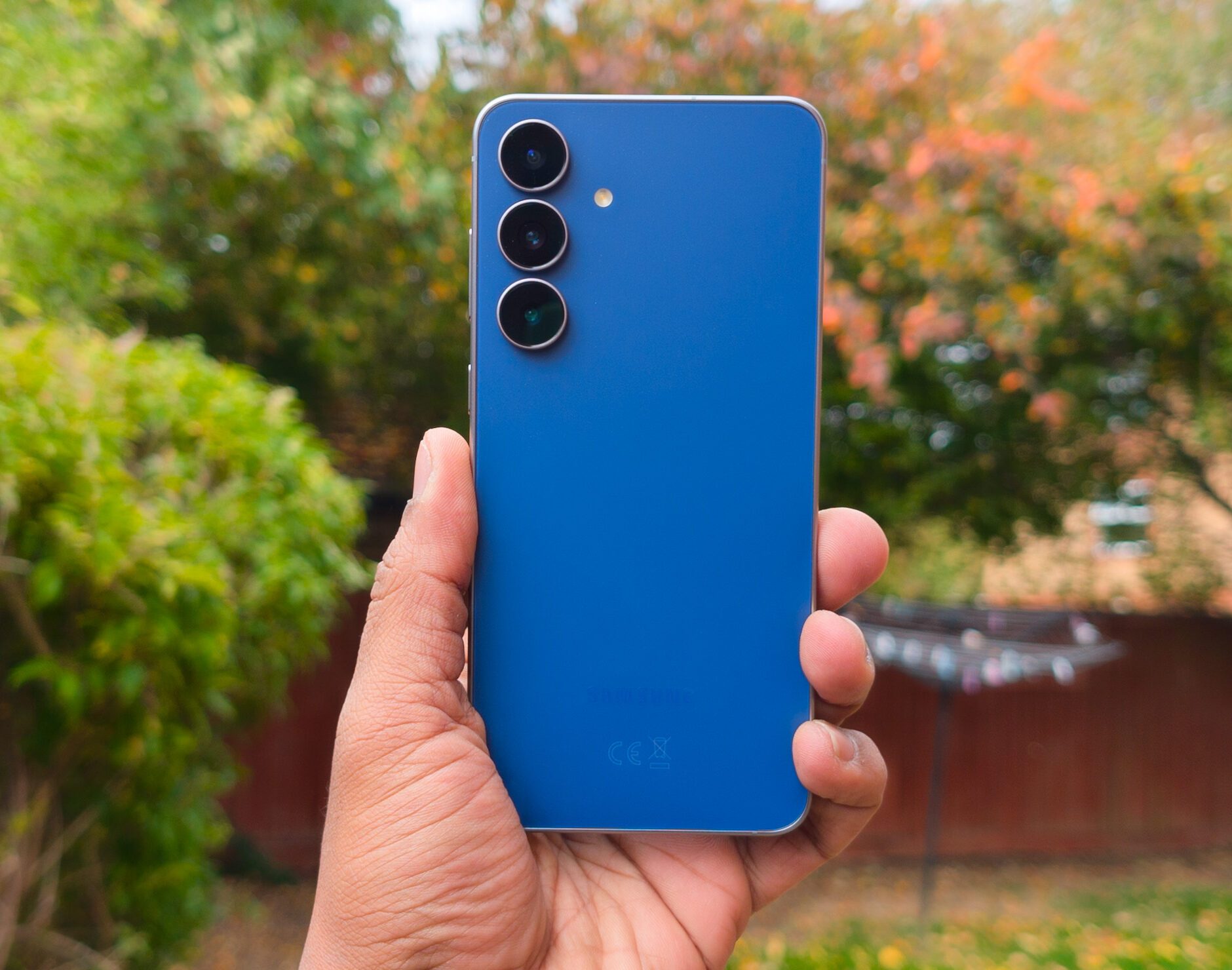 Samsung Galaxy S25 FE in Blue