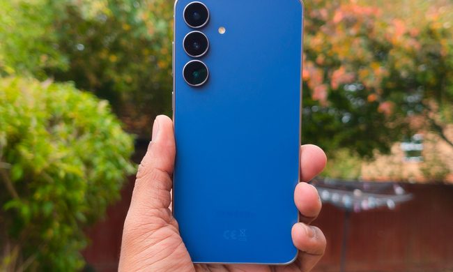 Samsung Galaxy S25 FE in Blue