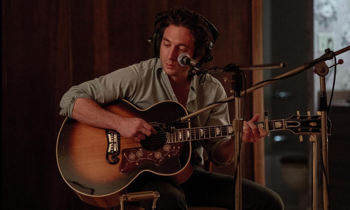 Jeremy Allen White plays a guitar.