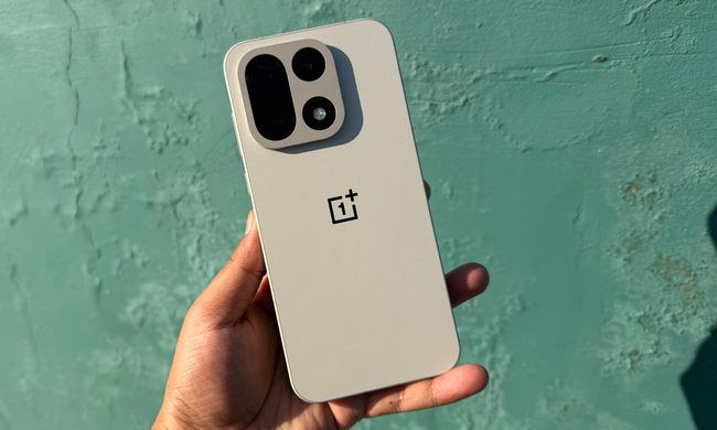 Person holding OnePlus 15.