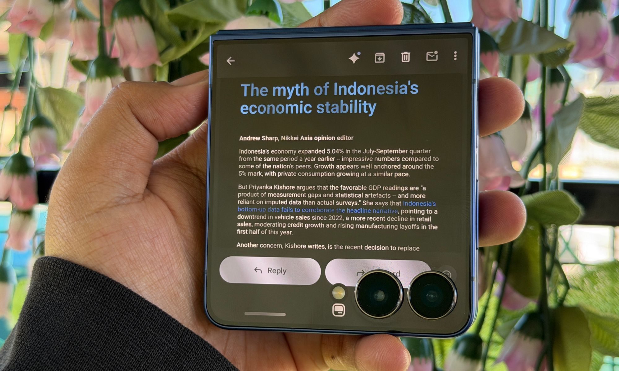 Reading Gmail on cover screen of Samsung Galaxy Z Flip 7.