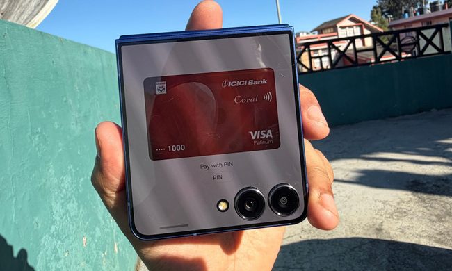 Credit card on cover screen of Samsung Galaxy Z Flip 7.