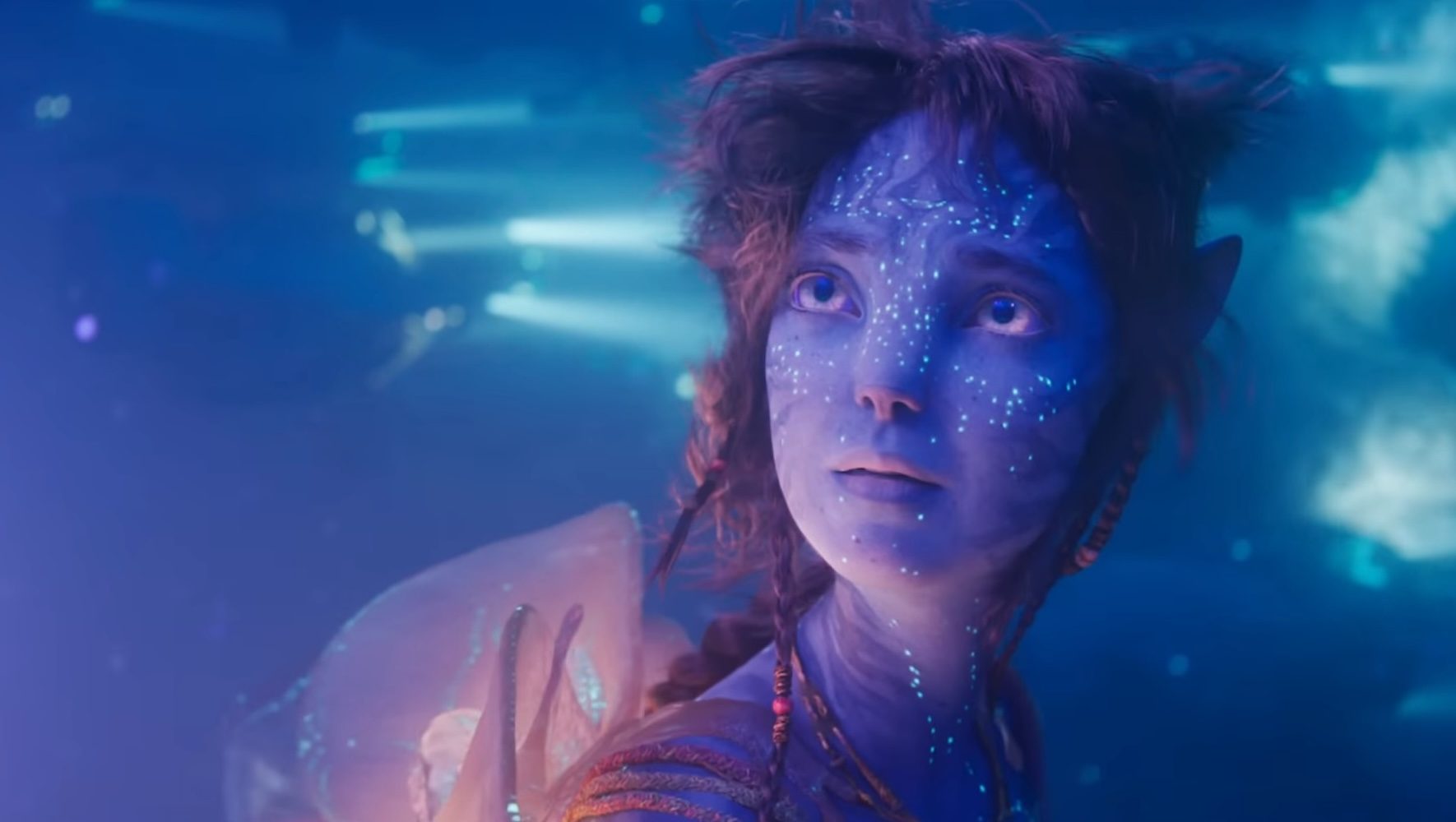 Kiri (Sigourney Weaver) swimming underwater in Avatar Fire and Ash.