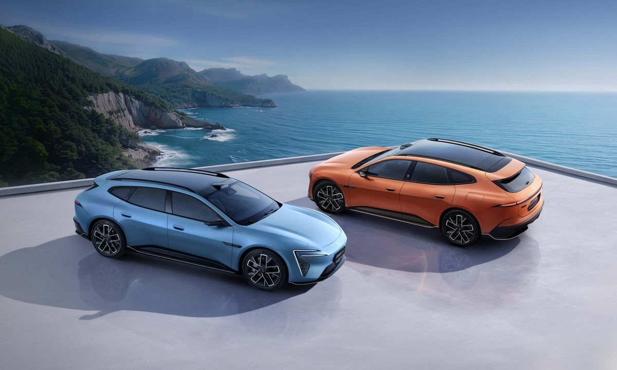 Avatr 06T Smart Sports Sedan in two colors